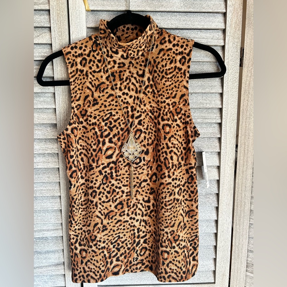 NWT No Boundaries Sleeveless Leopard Animal Print Turtleneck Top Women’s Medium